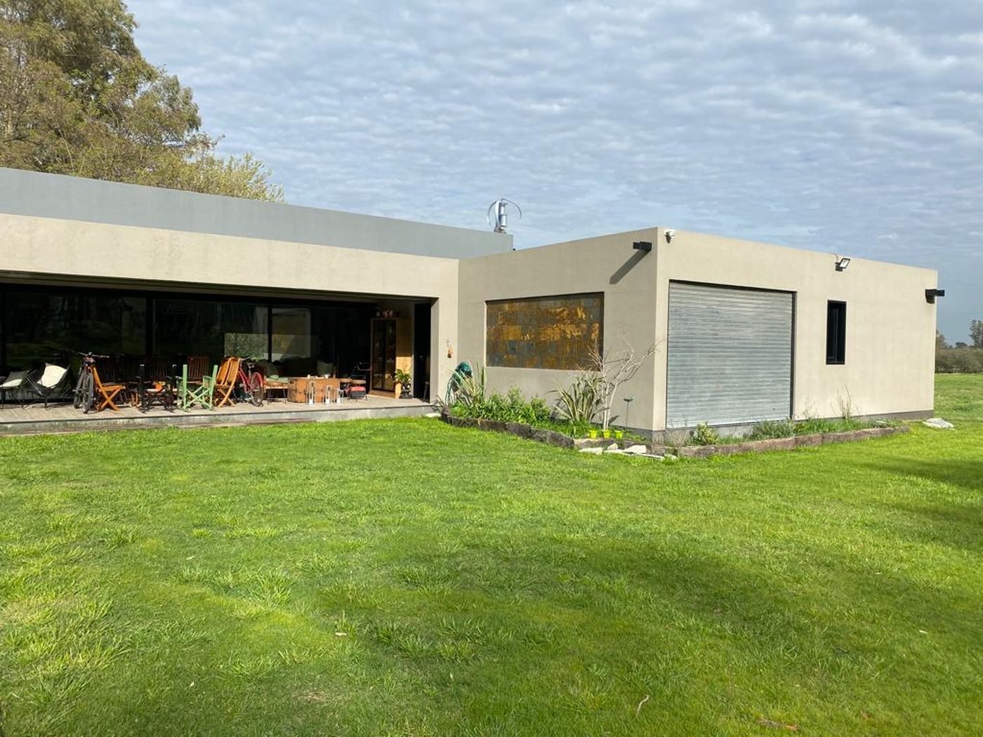 Casa de una planta con frente de madera, ejecutada con Inbuild System